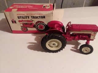 Vintage Tru Scale International Harvester IH Utility 340 McCormick Tractor&Box 2