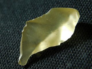 A Small Ancient Translucent Tool Made From Libyan Desert Glass Egypt 2.  04gr E