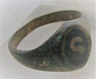 DETECTOR FINDS ANCIENT BRONZE RING WITH ENAMELLED ' S ' ON BEZEL 2