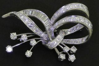 Vintage 1950s Platinum Elegant High Fashion 2.  0ct Vs/g Diamond Ribbon Brooch