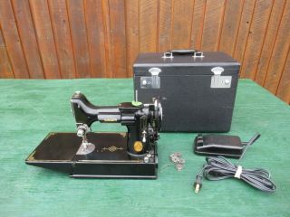 Vintage Black Singer Featherweight 221 Sewing Machine with Case 2