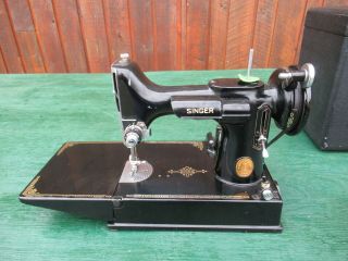 Vintage Black Singer Featherweight 221 Sewing Machine with Case 4