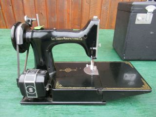 Vintage Black Singer Featherweight 221 Sewing Machine with Case 6