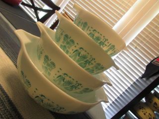 Set Of Vintage Pyrex Amish Bowls