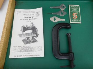 Vintage 1948 Chlid ' s Singer Sewing Machine 20 - 10 w/Case & Acessories Near 2