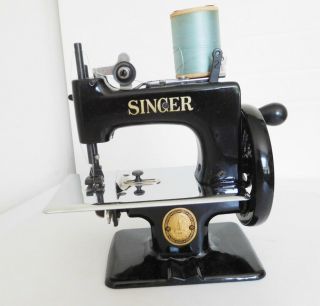 Vintage 1948 Chlid ' s Singer Sewing Machine 20 - 10 w/Case & Acessories Near 5