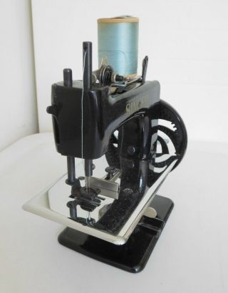 Vintage 1948 Chlid ' s Singer Sewing Machine 20 - 10 w/Case & Acessories Near 7