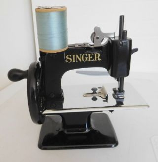 Vintage 1948 Chlid ' s Singer Sewing Machine 20 - 10 w/Case & Acessories Near 9
