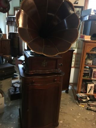 Rare Star external horn phonograph (99).  Plays great. 4