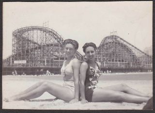 F620 - Ladies In Swimsuits Roller Coaster Cyclone Racer Old/vintage Photo Snapshot