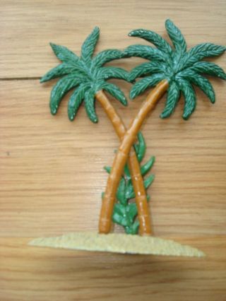 2 METAL PALM TREES WITH BASE 5 1/2 