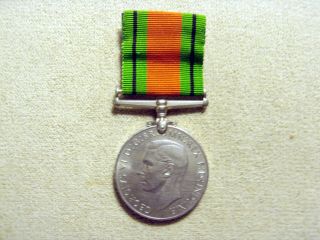 1939 - 45 Wwii Defense Medal British And Commonwealth Forces Sterling ?