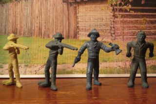 4 Early Marx 45mm Pioneers From Fort Apache Or Alamo