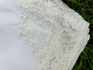 Vintage figural alencon lace tablecloth & (13) matching linen lace napkins 10