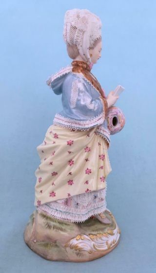 ANTIQUE 18TH cent.  MEISSEN HAND PAINTED WOMEN PORCELAIN FIGURINE FINE LACE 9