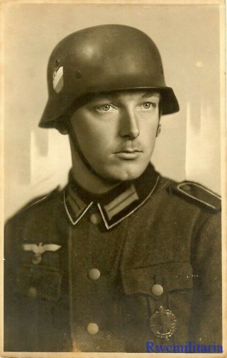 Port.  Photo: Studio Close Up Pic Wehrmacht Soldier W/ Stahlhelm Posed