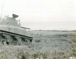 Wwii 1943 4th Field Hospital - American Sherman Tank On Beach,  Salerno