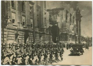 Wwii Large Size Press Photo: Russian Soldiers Marching In Berlin Center May 1945