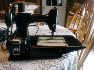 Singer 221 Vintage Featherweight Sewing Machine,  Book & Case Key Al524967