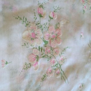 VINTAGE FLOCKED FABRIC WHITE SHEER W / PINK CREAM GREEN FLOWERS BOUQUETS 4 YDS, 2