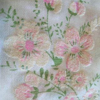 VINTAGE FLOCKED FABRIC WHITE SHEER W / PINK CREAM GREEN FLOWERS BOUQUETS 4 YDS, 3