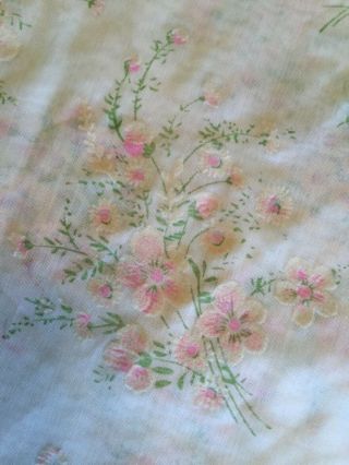 VINTAGE FLOCKED FABRIC WHITE SHEER W / PINK CREAM GREEN FLOWERS BOUQUETS 4 YDS, 4