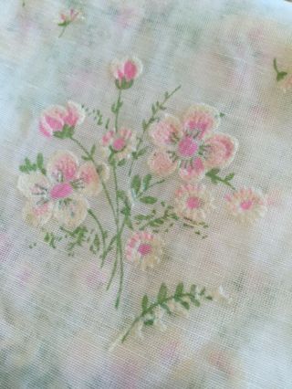 VINTAGE FLOCKED FABRIC WHITE SHEER W / PINK CREAM GREEN FLOWERS BOUQUETS 4 YDS, 5