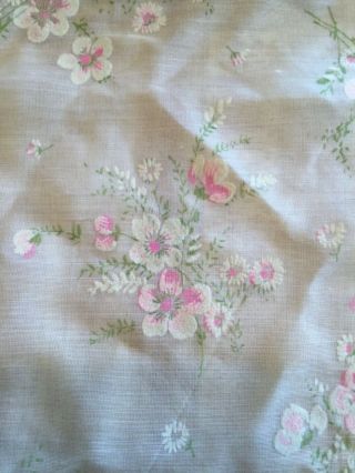VINTAGE FLOCKED FABRIC WHITE SHEER W / PINK CREAM GREEN FLOWERS BOUQUETS 4 YDS, 7