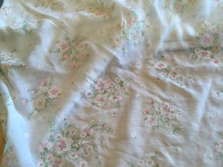 VINTAGE FLOCKED FABRIC WHITE SHEER W / PINK CREAM GREEN FLOWERS BOUQUETS 4 YDS, 8
