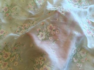 VINTAGE FLOCKED FABRIC WHITE SHEER W / PINK CREAM GREEN FLOWERS BOUQUETS 4 YDS, 9