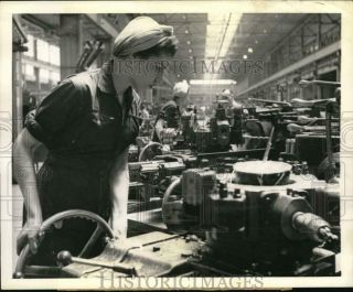 1942 Press Photo Jean Tremblay In Quebec Tank Factory,  World War Ii