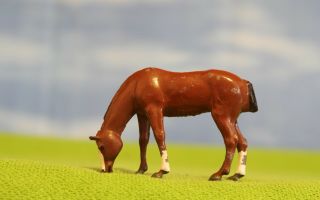 Vintage Britains Lead Toy Farm - Brown Horse Feeding - 100 1384