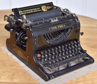 Fox ' Visible ' Typewriter Model No.  24 w/ Case Top Antique Vintage 12