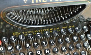Fox ' Visible ' Typewriter Model No.  24 w/ Case Top Antique Vintage 3
