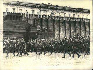 1928 Press Photo The Red Infantry Passing Lenin 