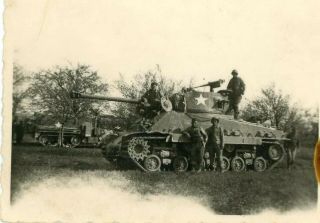 Org Wwii Photo: American Gi’s Posing With American Tank - 2nd Armored Division
