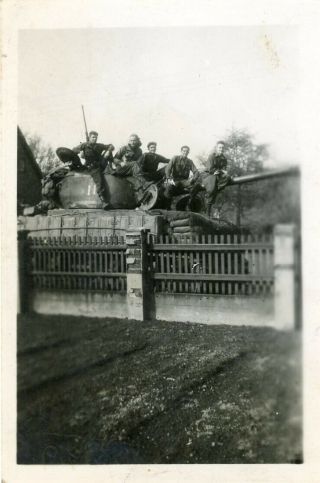 Org Wwii Photo: American Gi’s Posing On Tank - 2nd Armored Division