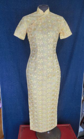 Vintage 1960s Chinese Embroidered Cheongsam Dress - Size Small