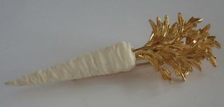 RARE VINTAGE NETTIE ROSENSTEIN GOLD PLATE CARVED WHITE CARROT BROOCH 8