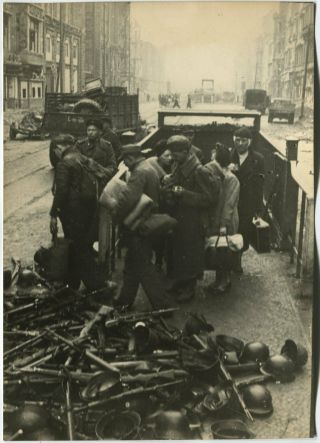 Wwii Large Size Press Photo: Abandoned German Firearms At Berlin U - Bahn Station