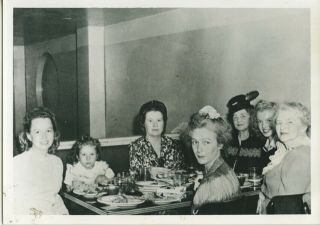Marilyn Monroe Rare Vintage Family 5x7 B/w Photo 1946 Dinner Mother Sister