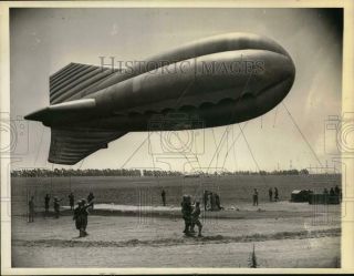 1942 Press Photo World War Ii Barrage Balloon Tethered In California Field