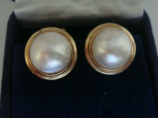 A VINTAGE 15MM MABE PEARL & SOLID 9CT GOLD OMEGA BACK EARRINGS 8