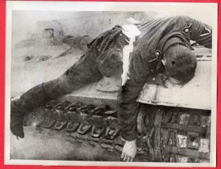 1943 German Tanker Killed Abandoning Tank Panzer Russia News Soundphoto