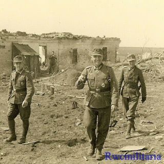 Rare Wehrmacht Officer W/ Knights Cross Award By Bombed Houses W/ Staff