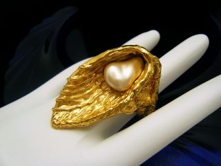 Vintage Crown Trifari Jonathan Bailey Sculpturesque Faux Pearl Ring Gold Tone