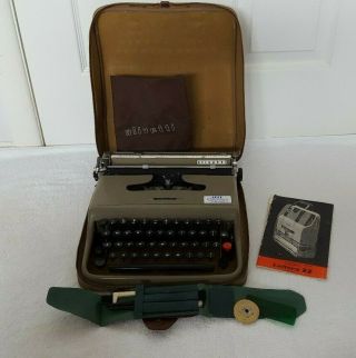 Vintage Olivetti Lettera 22 Typewriter (beige) With Travel Case Made In Italy