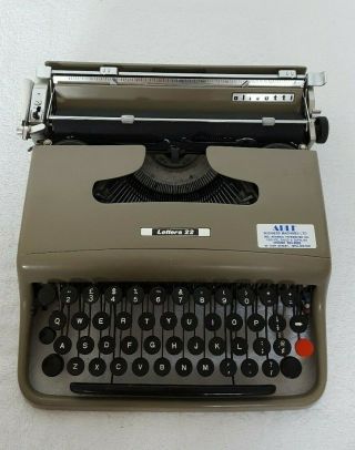 Vintage Olivetti Lettera 22 Typewriter (Beige) with Travel Case Made in Italy 2
