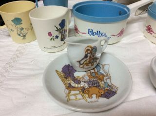 Vintage 1984 Holly Hobbie Toy Plastic/Porcelain Pitchers Cups Tray Pots Cloth 2