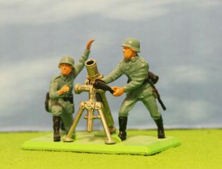 Britains Deetail - German Mortar Team - 2 Soldiers Vintage 1971 Figure On Stand